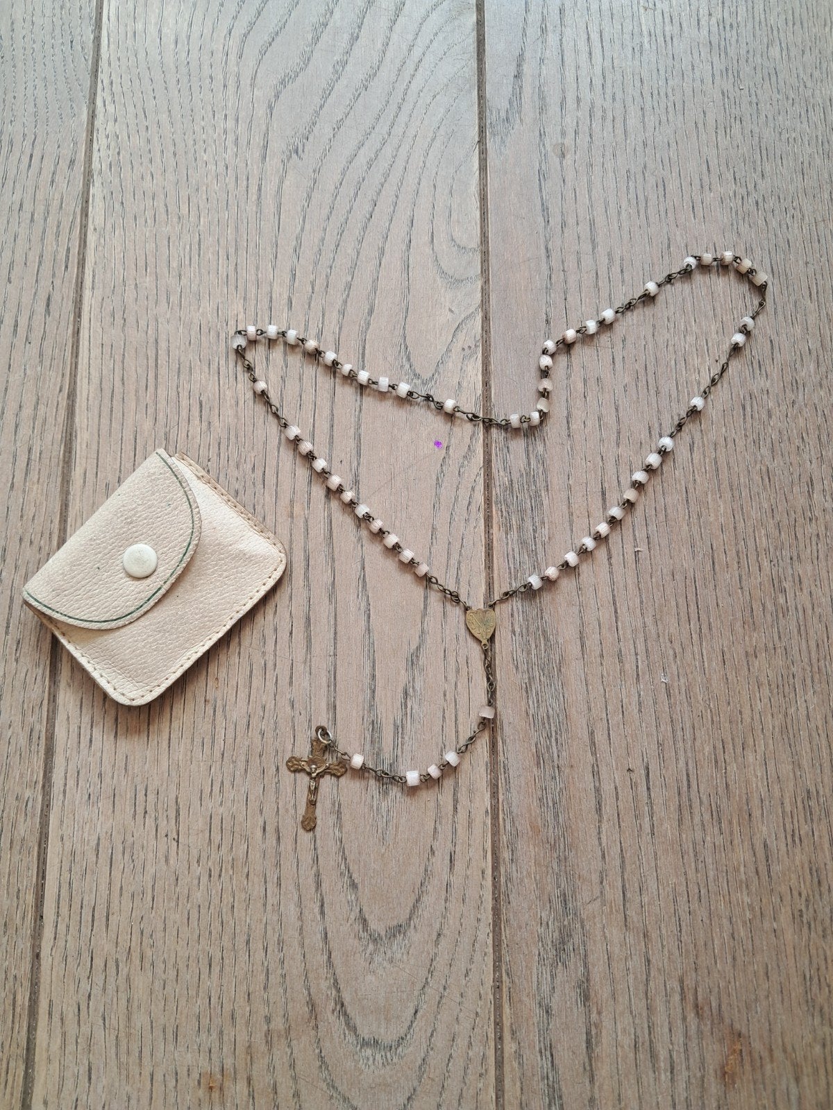 Paternosterje met witte, cilindervormige kralen + etuitje, Ophalen of Verzenden