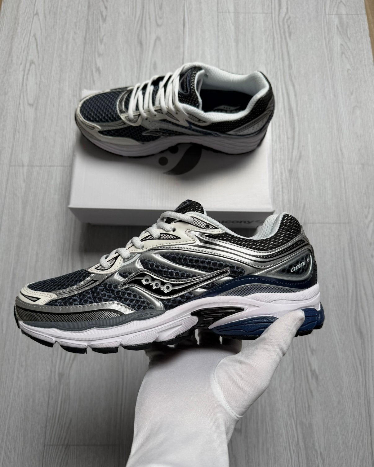 Saucony Progrid Omni 9, Neuf, Enlèvement ou Envoi, Chaussures de sport, Bleu