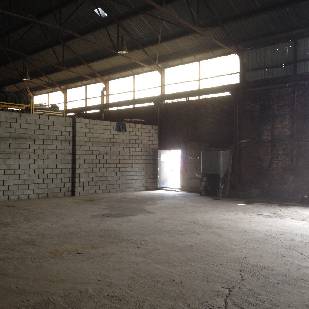 Entrepôt de 232 m² avec fosse à camions – Loué 630 €/mois, Haine Saint Paul, 200 à 500 m²