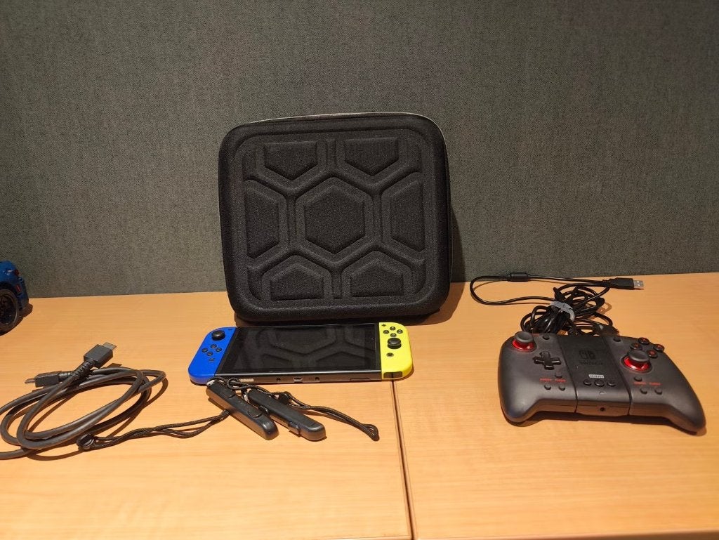 Nintendo Switch 128GB + 6 games, HORI en hardcase, Enlèvement, Comme neuf, Switch Original, Avec jeux