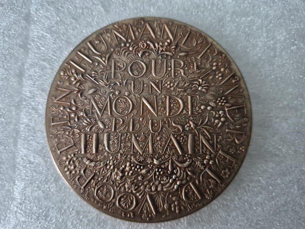Grote bronzen medaille “Voor een humaner wereld”, Postzegels en Munten, Ophalen, Brons