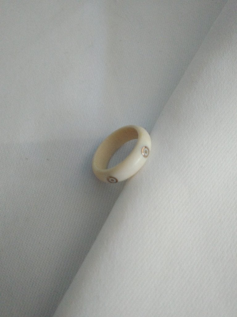 Bague vintage en faux ivoire des années 70, Neuf, Enlèvement ou Envoi, Plus petit que 17, Synthétique
