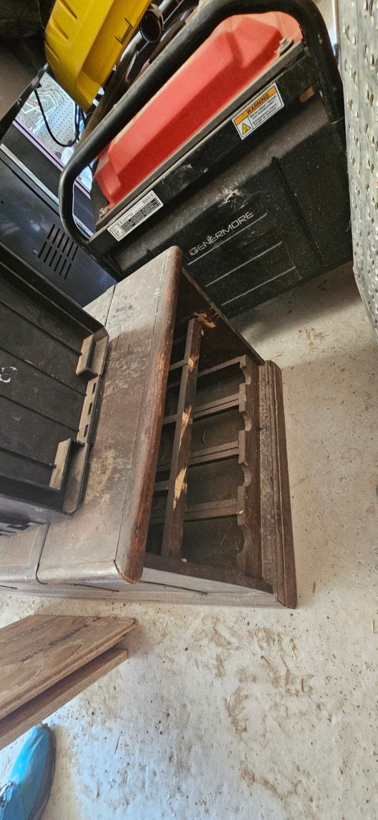 Ancien coffre en bois, Enlèvement