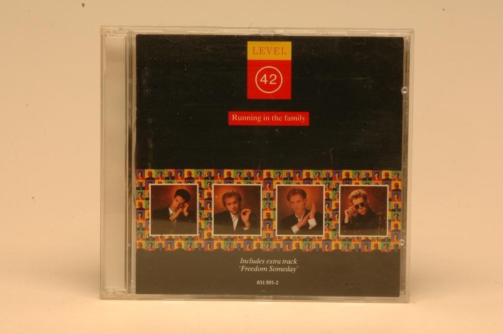 CD Level 42 "Running in the family", Ophalen of Verzenden, 1980 - 1989, Zo goed als nieuw