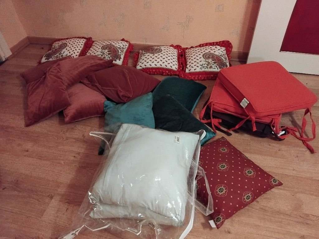 QUELQUES COUSSINS, Enlèvement