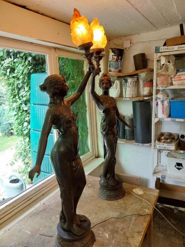 2 beelden in brons van 135 cm hoog getekend, Enlèvement