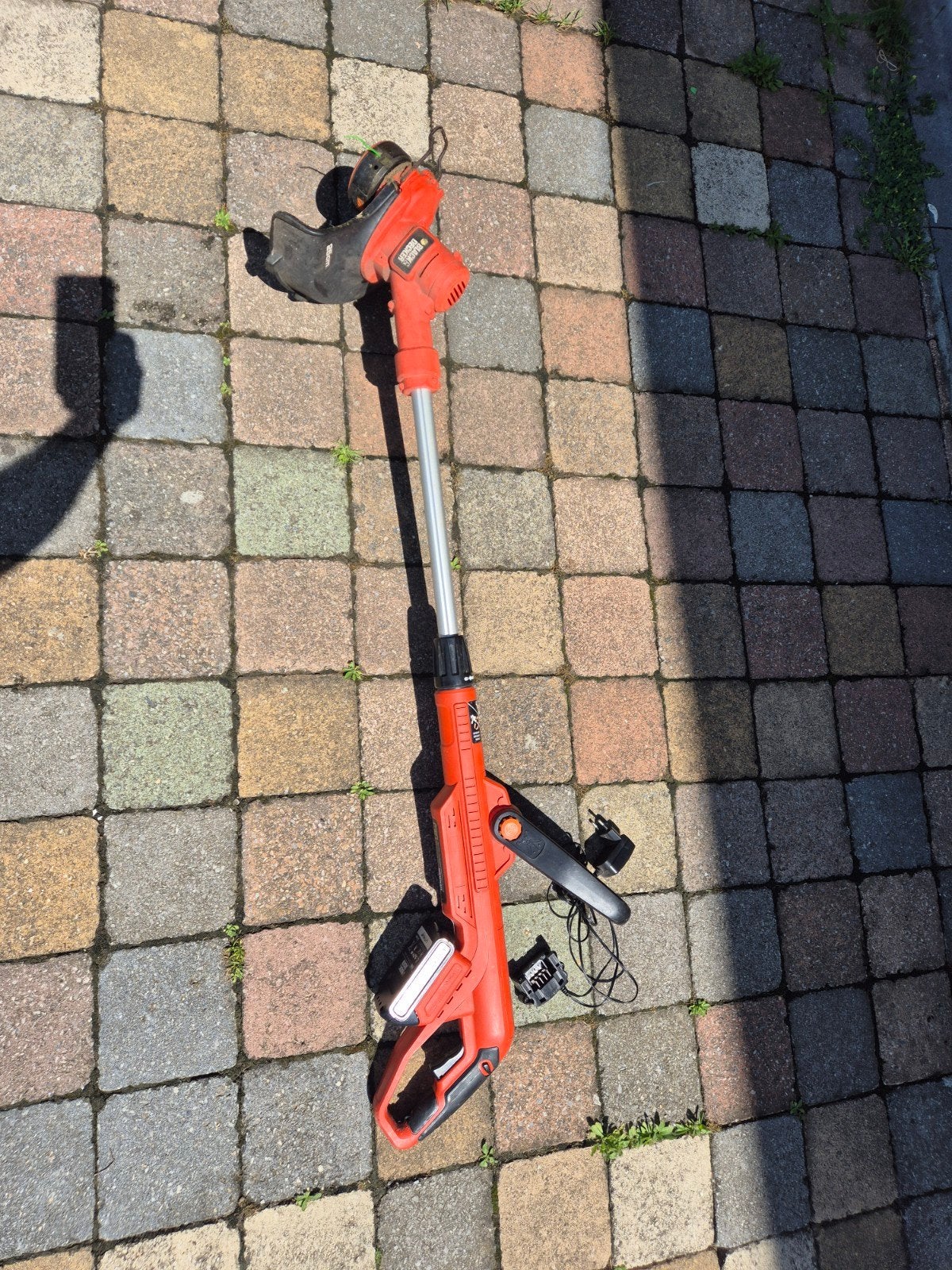 Coupe-herbe à accu 18 V BLACK+DECKER avec batterie et charge, Enlèvement, Batterie