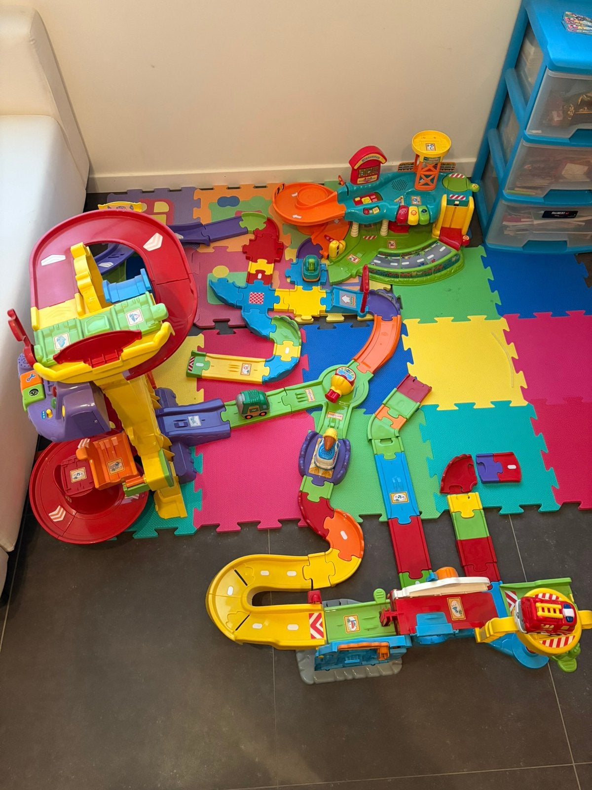 Vtech brandweerkazerne, garage, auto’s pretpark en wegdelen, Enlèvement, Comme neuf