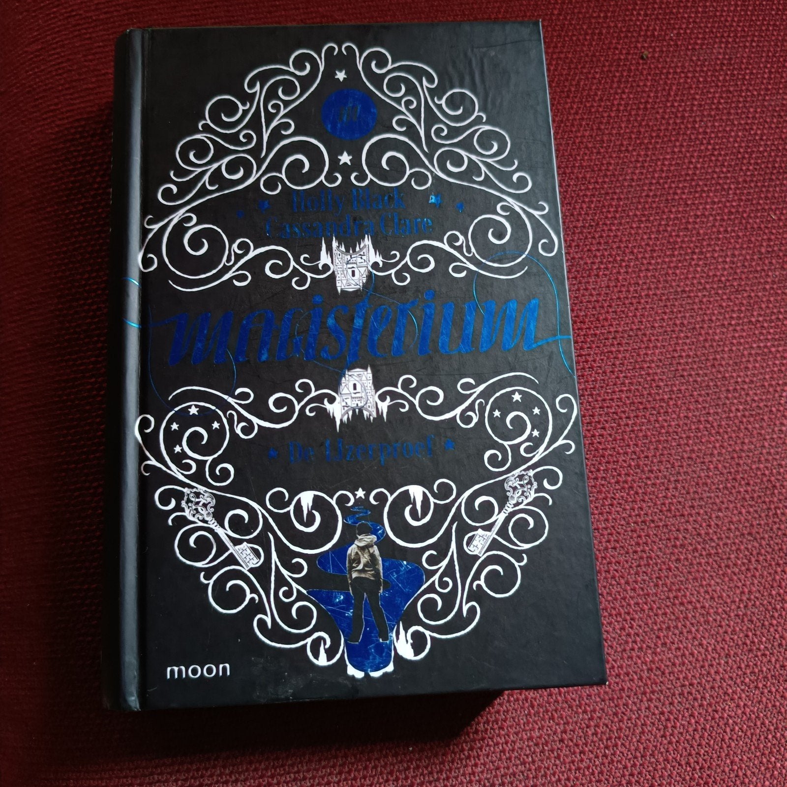 Cassandra Clare - Magisterium boek 1 - De IJzerproef, Boeken, Ophalen of Verzenden, Cassandra Clare; Holly Black