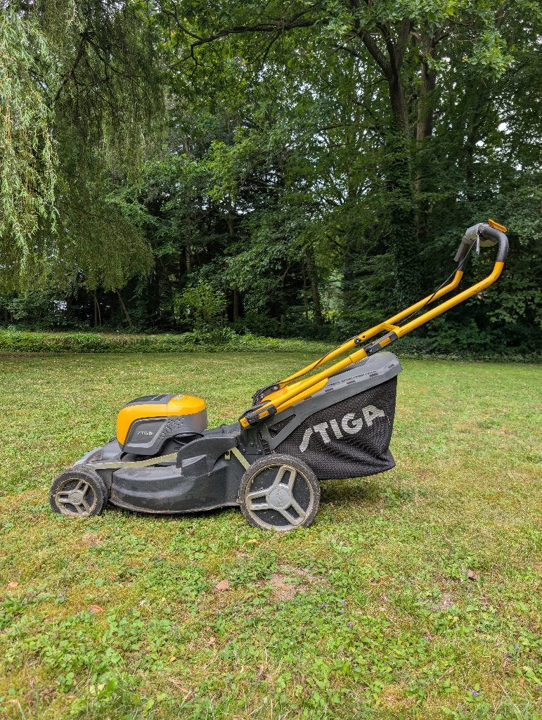Stiga Accu-Grasmaaier (Zelfrijdend) + 4 Accu's &  2 Laders, Jardin & Terrasse, Tondeuses à gazon, Tondeuse rotative, Utilisé, Stiga