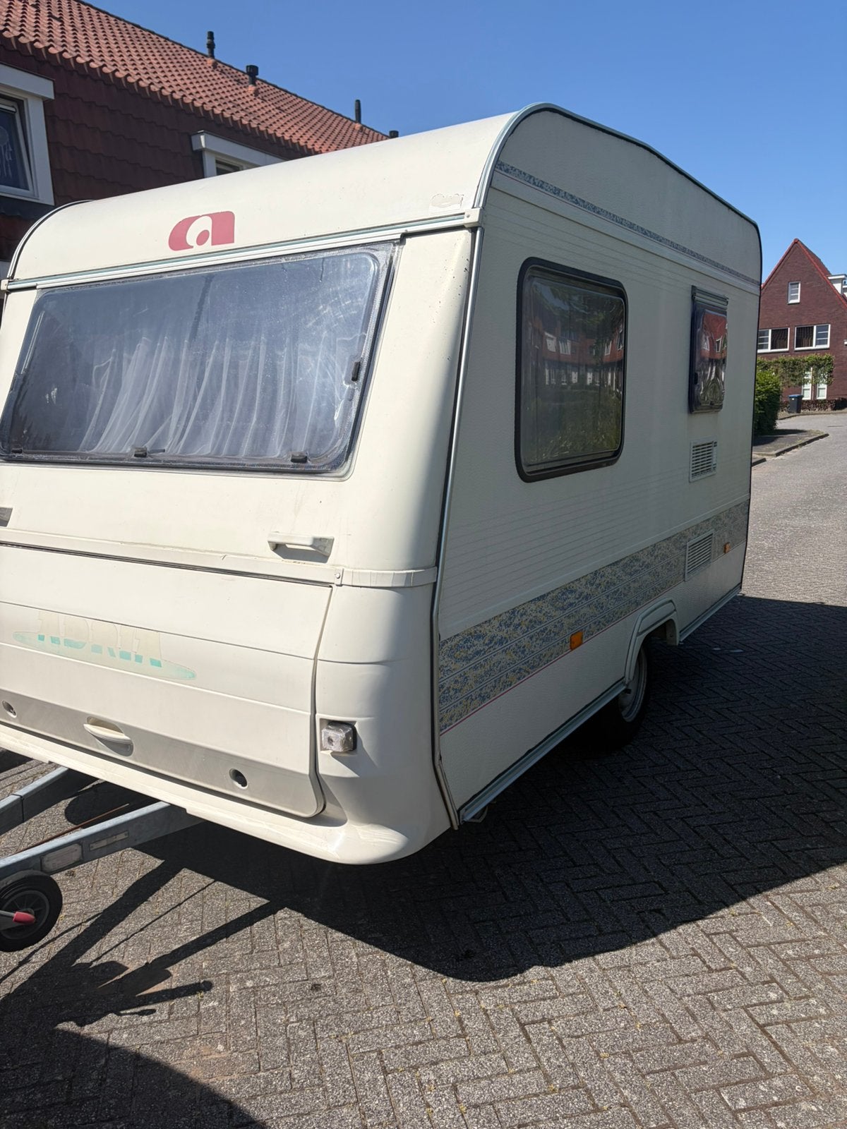 Caravan adria 320 DD met voortent nette staat, Particulier, Koelkast, Adria