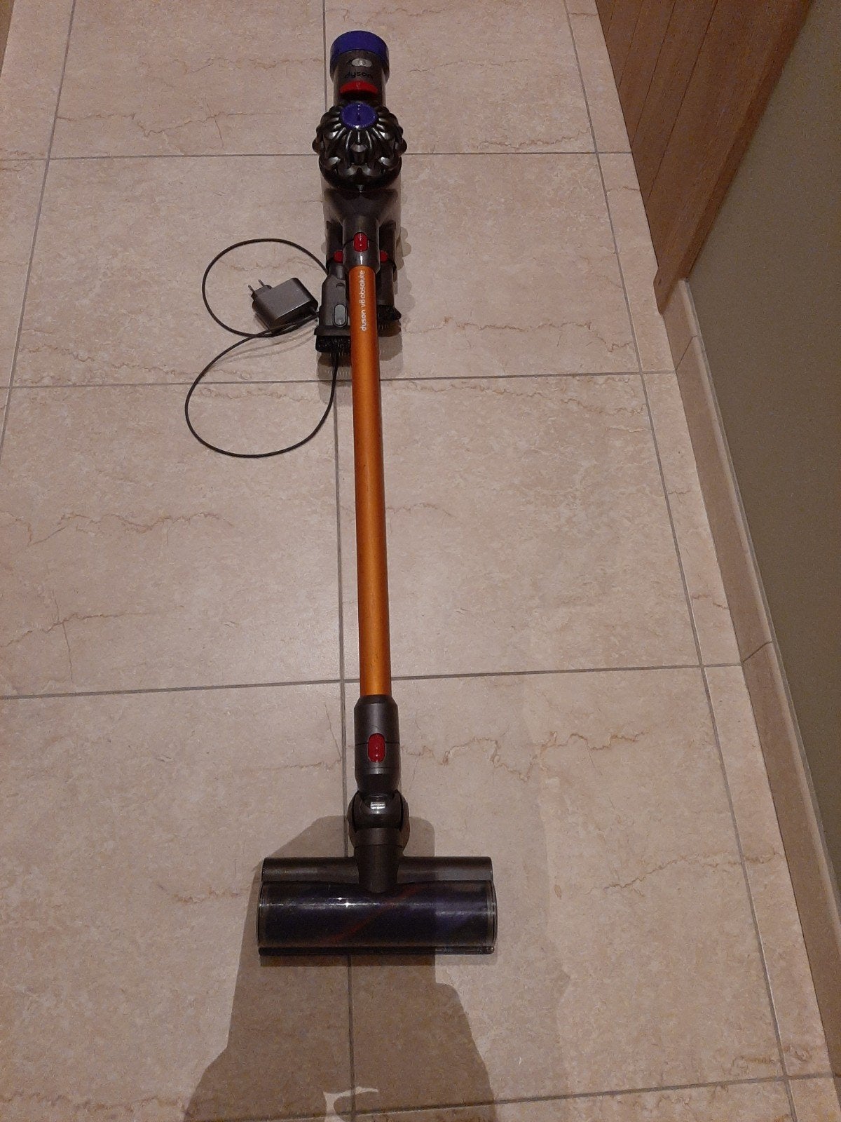 Steelstofzuiger Dyson V8 met DEFECTE batterij, Enlèvement, Aspirateur balai, Dyson