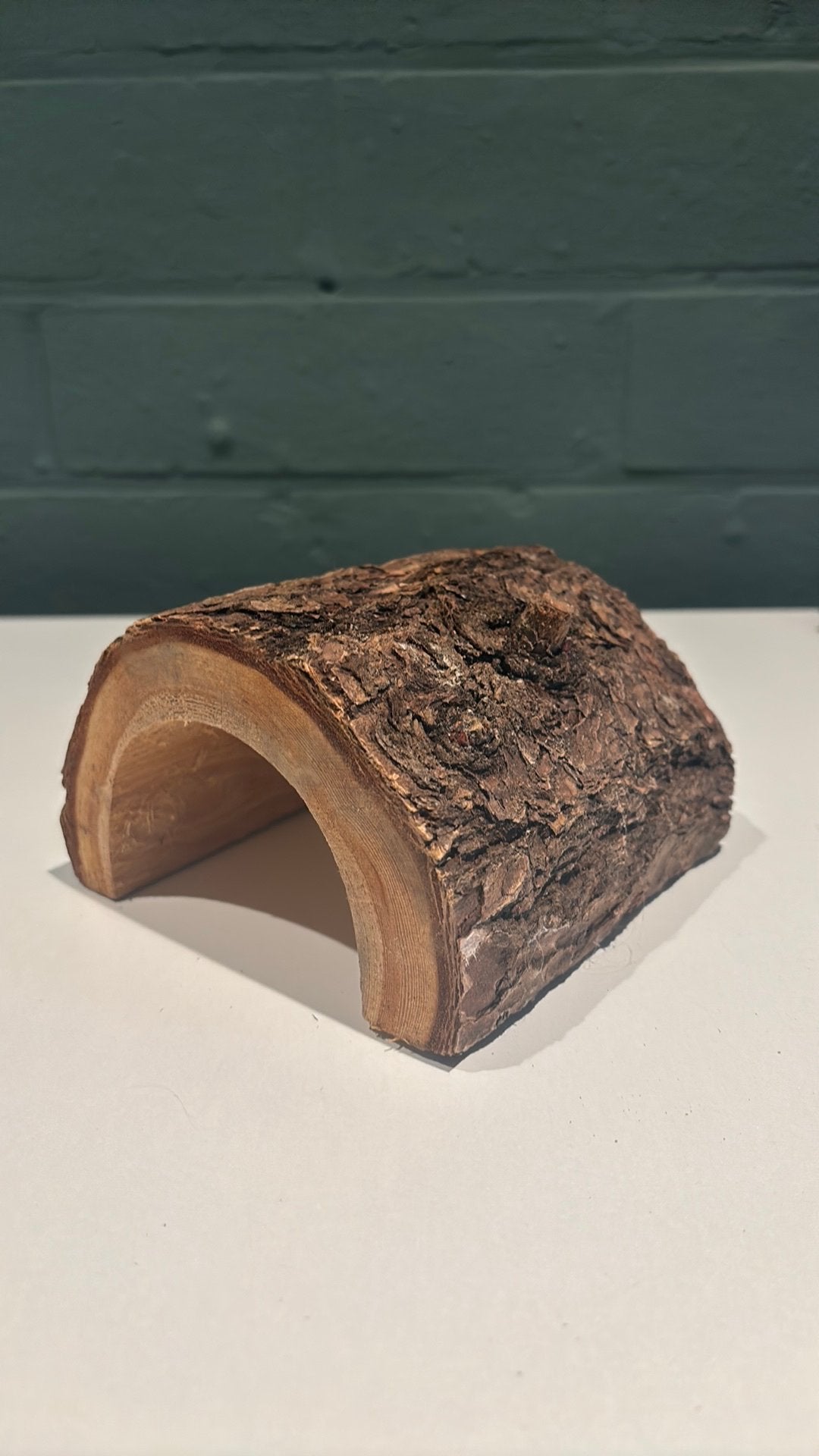 Schuilplaats halve boomstam hout 12cm, Ophalen, Zo goed als nieuw
