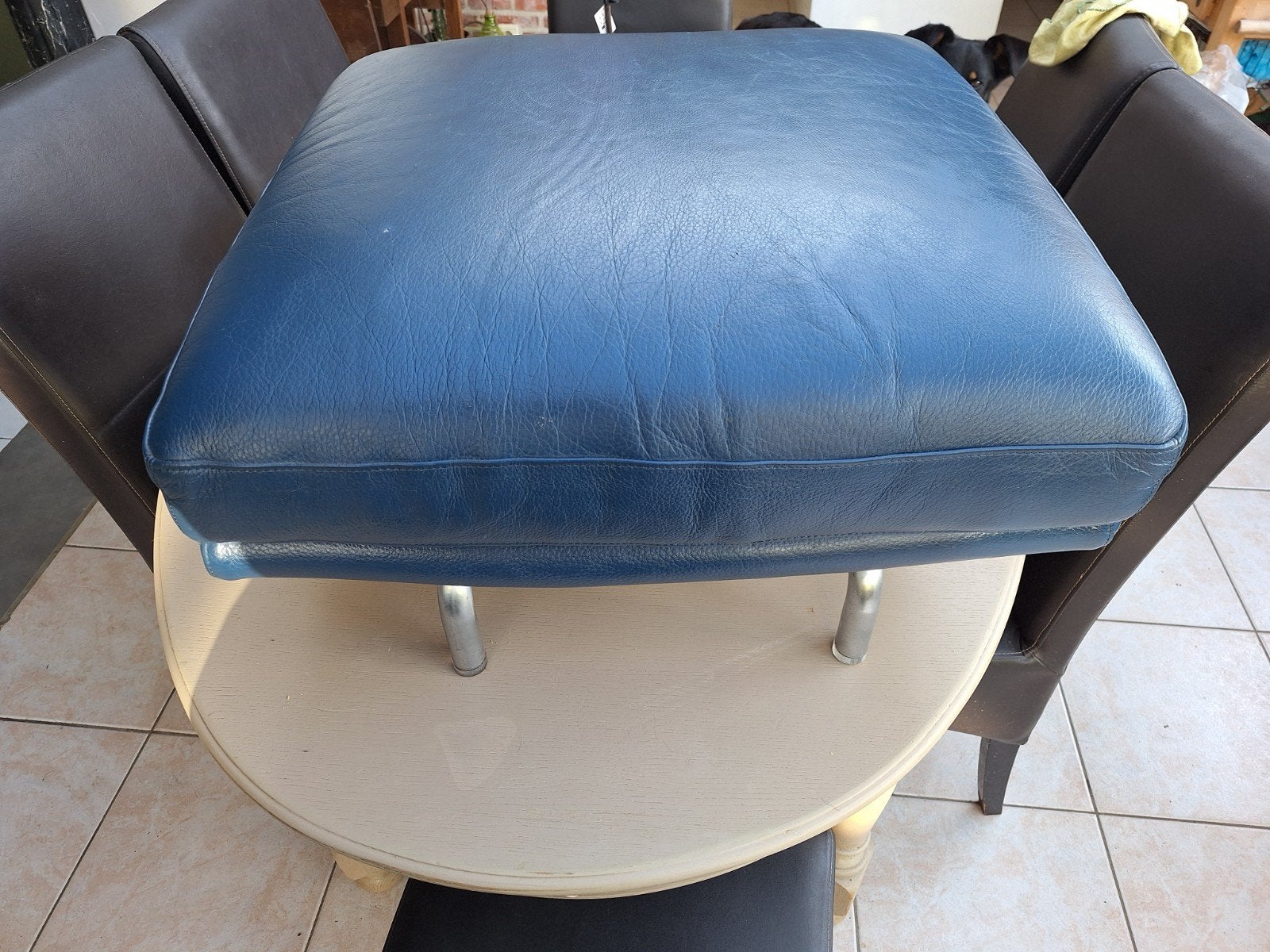 blauw lederen poef van 68 op 68 en 40 cm hoog, Huis en Inrichting, Ophalen