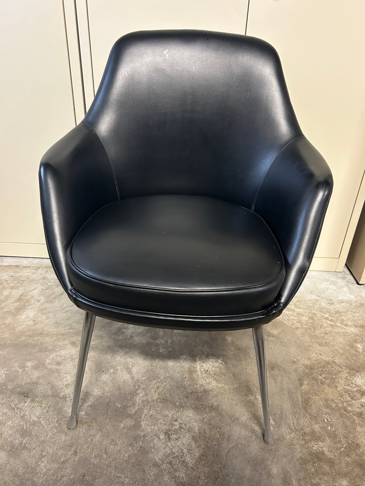 Fauteuil design du milieu du siècle Beka (L M) Black Skai, Enlèvement, Noir, Trois