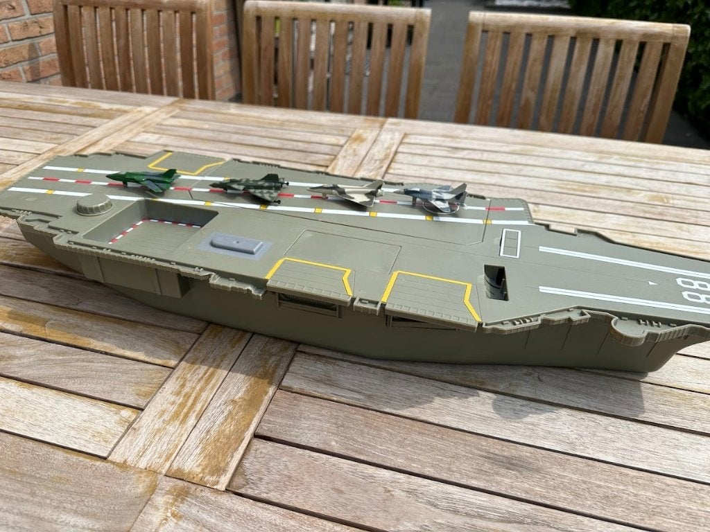 vliegdekschip speelgoed, Ophalen