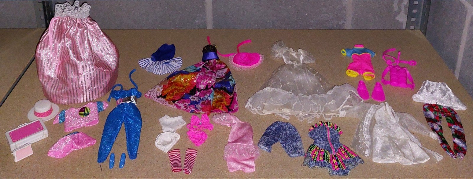 Lot de vêtements et accessoires Barbie, Enlèvement ou Envoi, Utilisé, Barbie