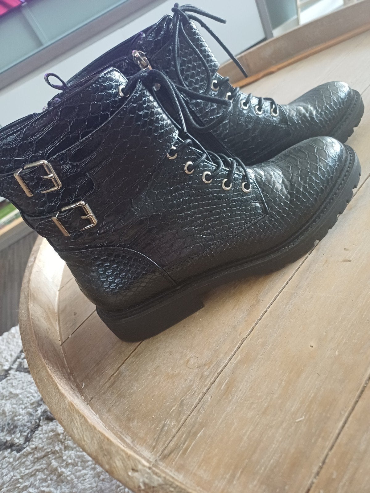 Bottes résistantes, Enlèvement