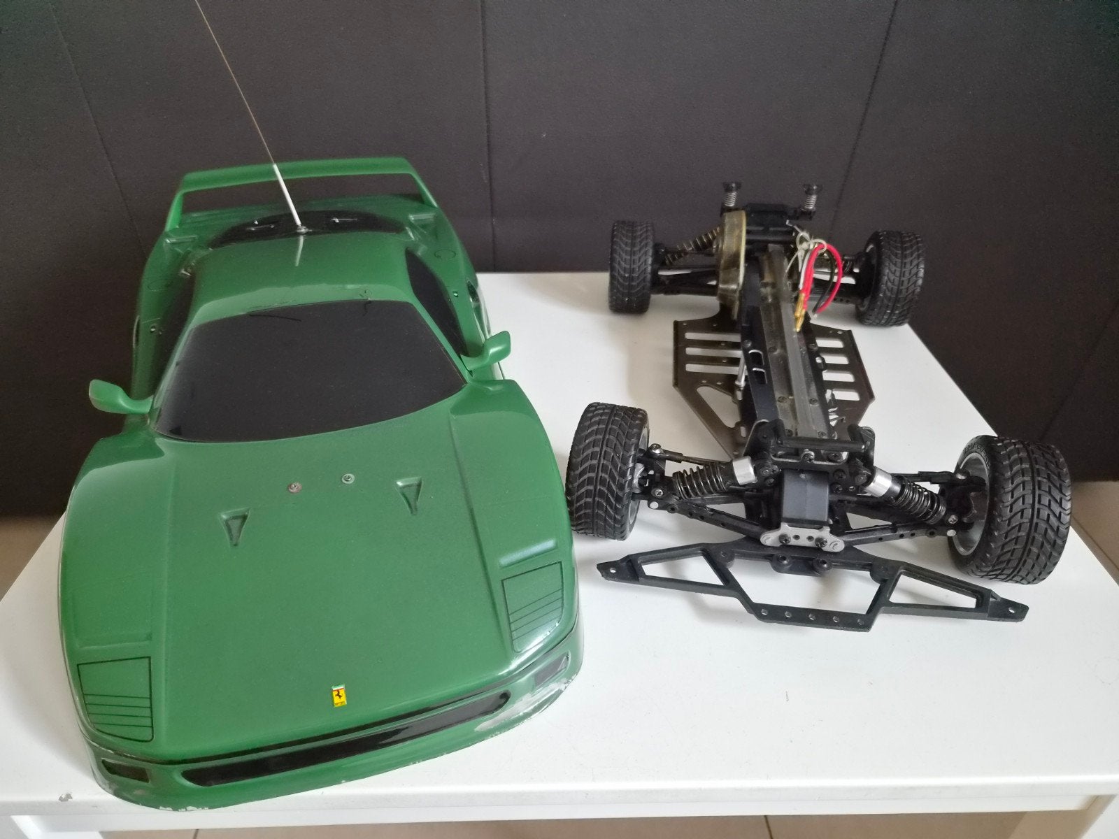 Kyosho Scale Car Model Ferrari F40 RC - 4WD - 4257, Hobby & Loisirs créatifs, Échelle 1:10, Enlèvement, Électro, Comme neuf
