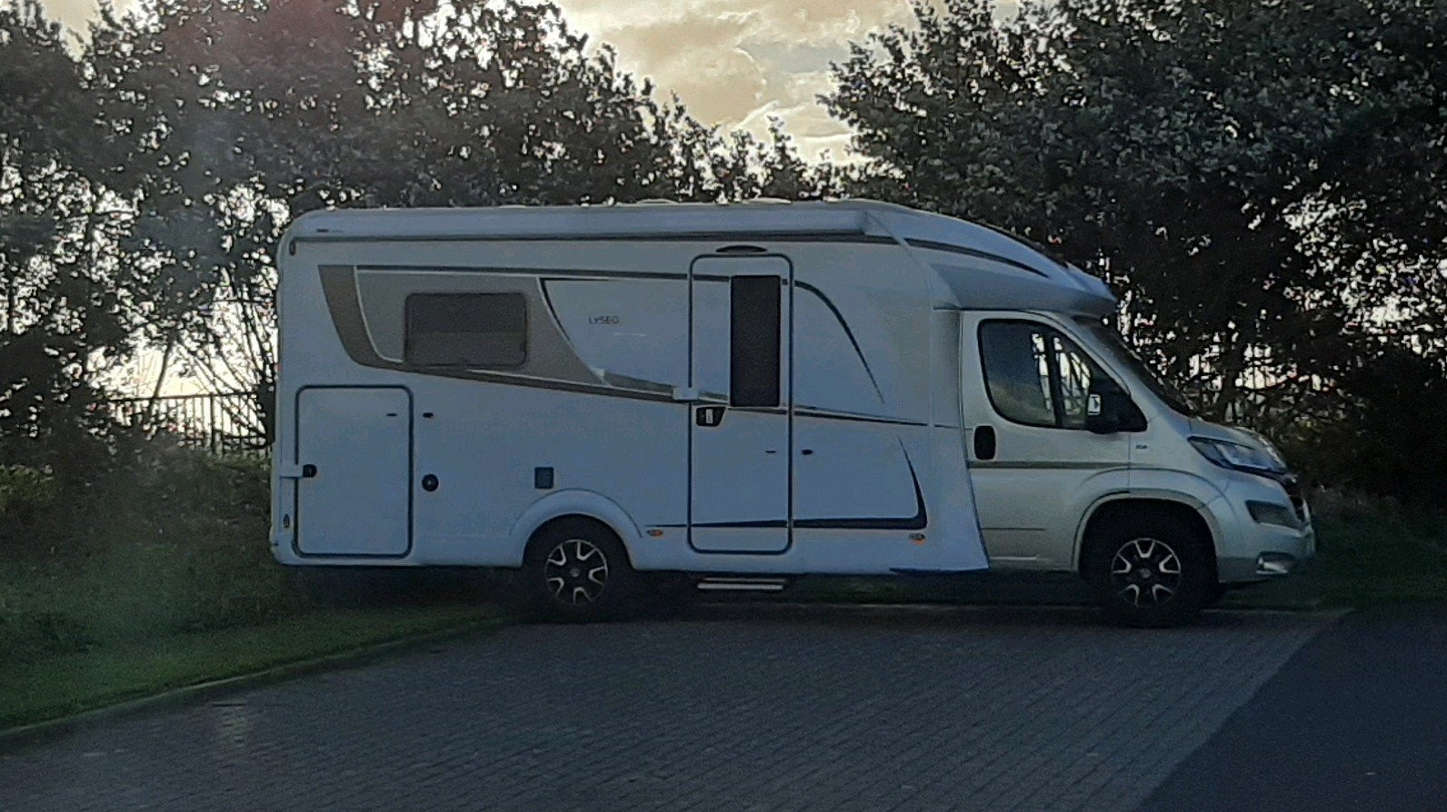 burstner lyseo TD 644 G, 2021, 37000 km, grote zithoek!, Caravanes & Camping, Jusqu'à 4, Toilette à cassette, Fiat, Boîte manuelle