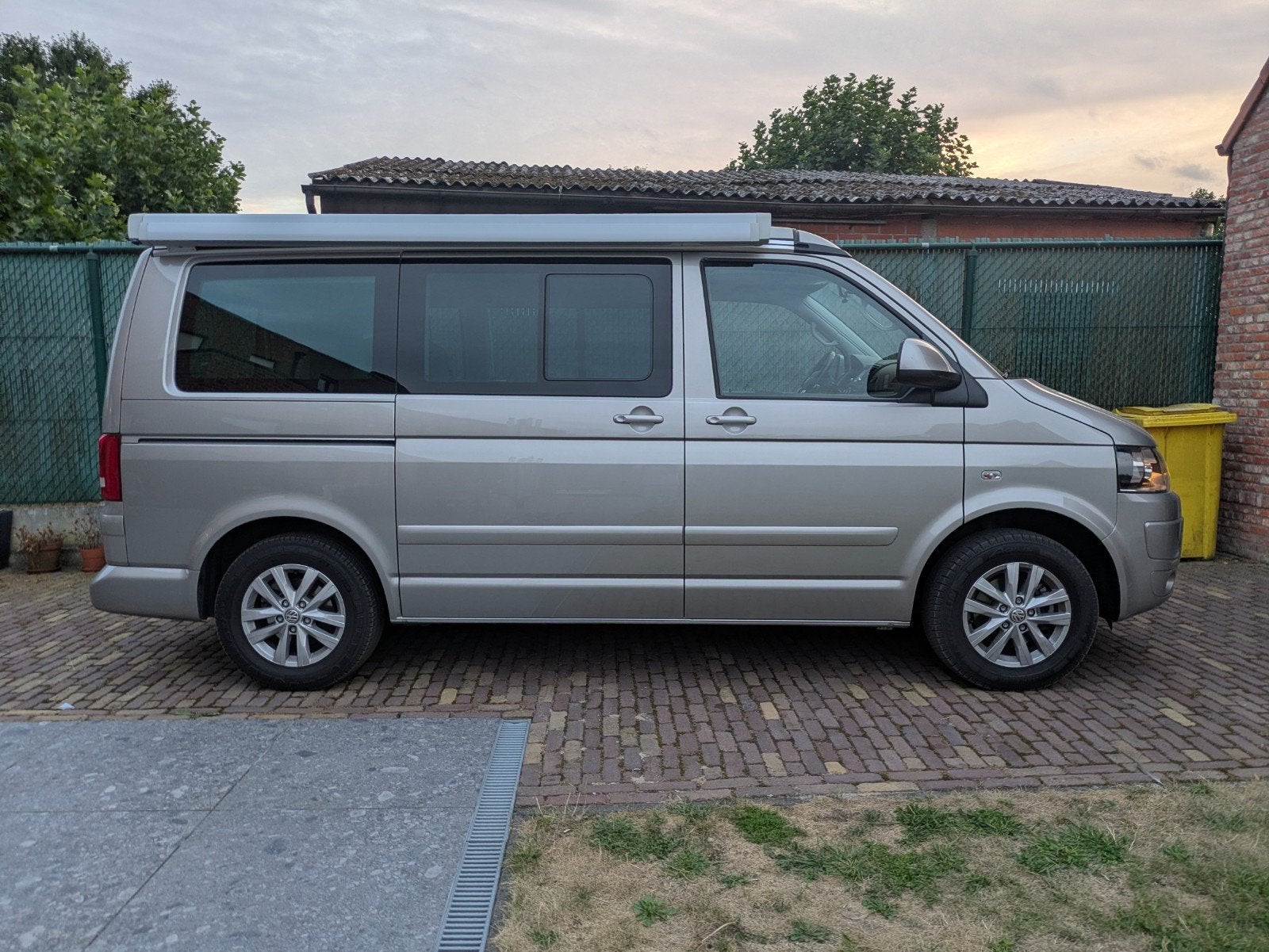 vw California 2014 weinig km toestaat 5 plaatsen, Caravans en Kamperen, Mobilhomes, Buscamper of Camperbus, Dakluik, Volkswagen