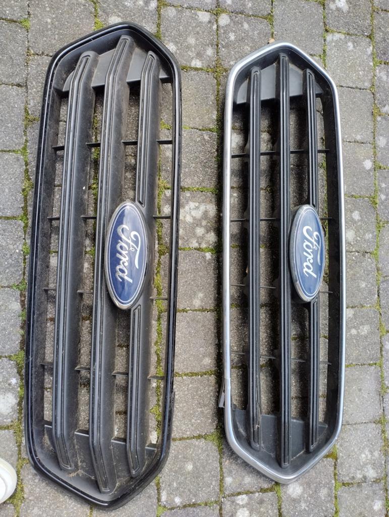 2x originele Ford grills zwart& grijs met logo 80€voor bijde, Auto-onderdelen, Carrosserie, Ford, Voor, Ophalen