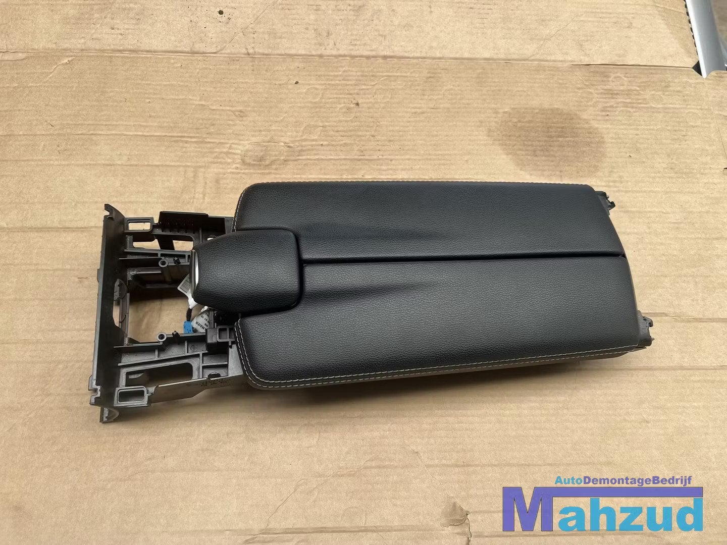 MERCEDES CLS X218 Armsteun 2011-2017, Auto-onderdelen, Interieur en Bekleding, Gebruikt, Mercedes-Benz AG, Mercedes-Benz, Mercedesstrasse 120
70372  Stuttgart, DE
