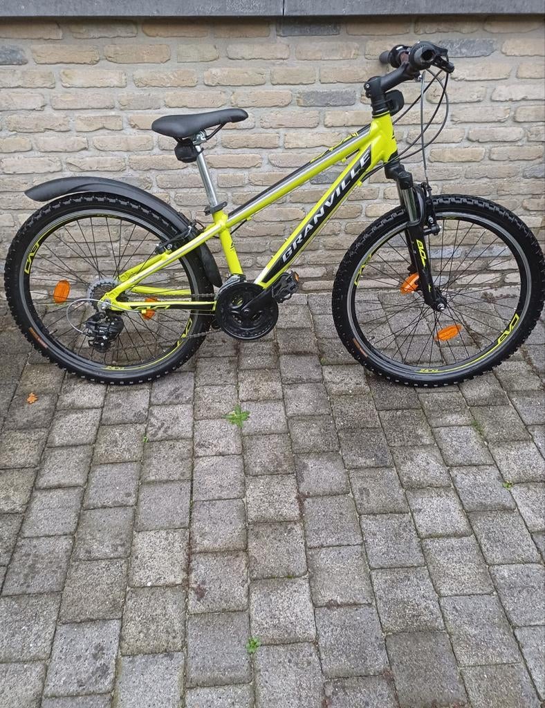 Vélo de montagne (12 ans) + 2 phares et casque, Vélos & Vélomoteurs, Autres marques, Enlèvement ou Envoi, 45 à 49 cm, Comme neuf