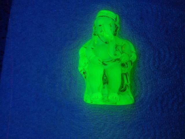 Uranium Glas Beeldje van Man met Olifanten hoofd ( Ganesha ), Antiek en Kunst, Ophalen of Verzenden