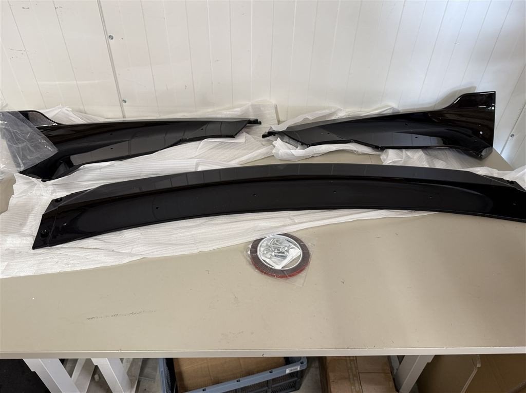 Tesla Model 3 2024 Facelift Gloss Black Front Bumper Splitte, Ophalen of Verzenden, Nieuw