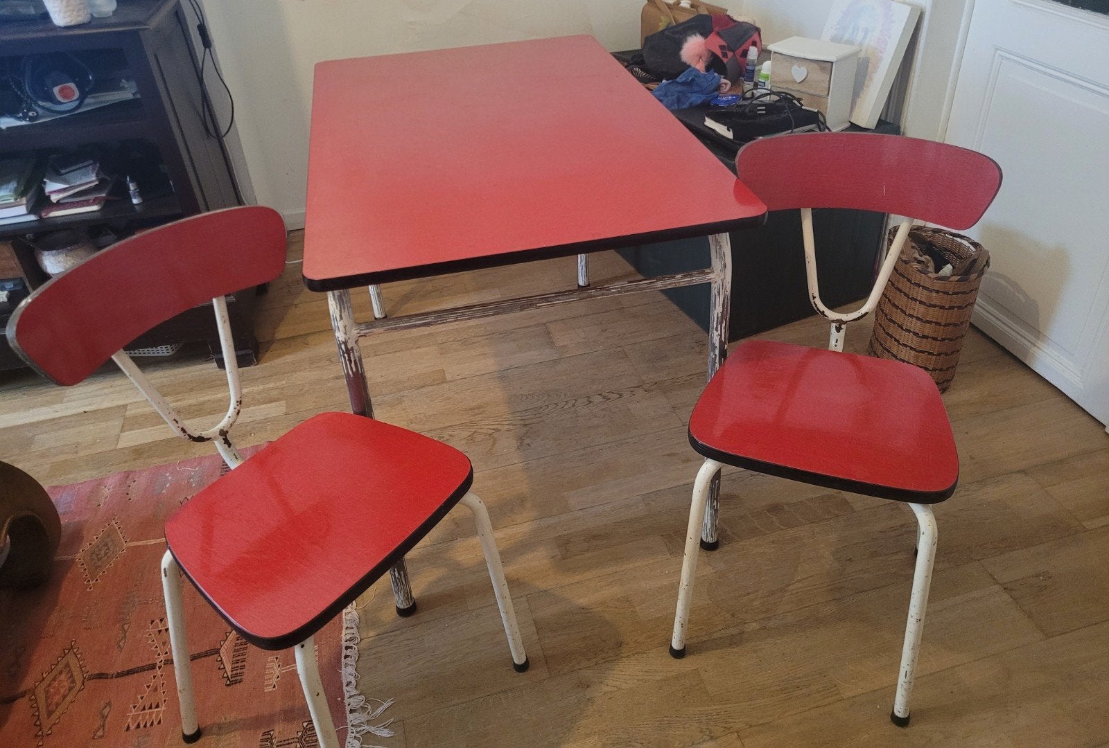 Table vintage rouge + 2 chaises assorties – esprit rétro / i, Articles professionnels, Horeca | Mobilier & Aménagement, Enlèvement