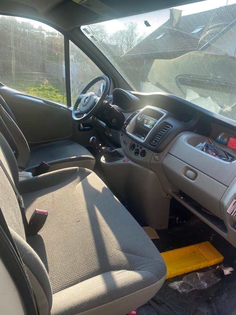 Vente opel vivaro très bonne état, 4 deurs, Stof, 2700 kg, Wit