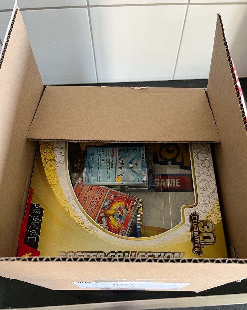 Open case Pokémon 30th poster collection, Hobby en Vrije tijd, Ophalen, Nieuw, Boosterbox, Foil