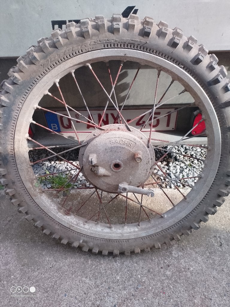 Een voorwiel voor een SACHS-motorfiets, Motoren, Gebruikt
