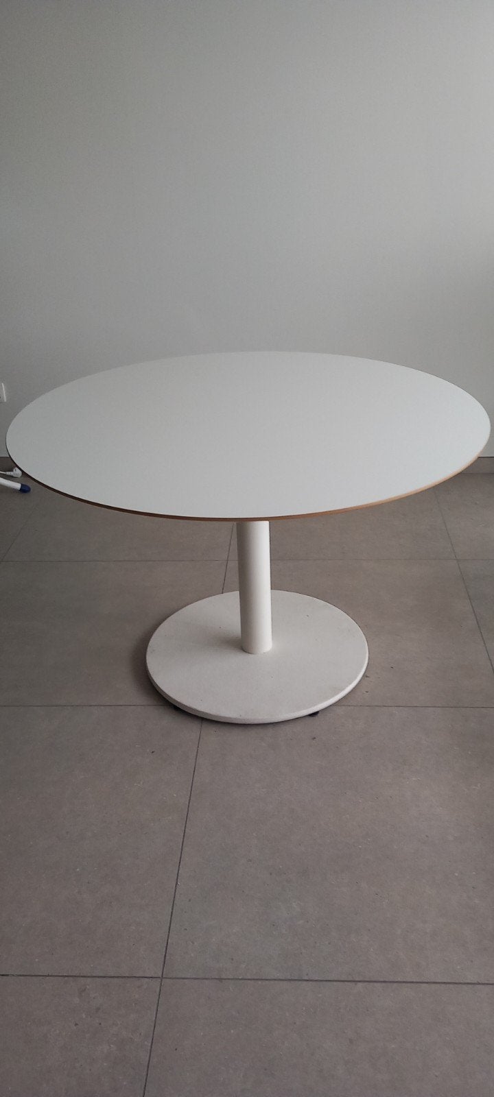 ronde witte tafel, Ophalen