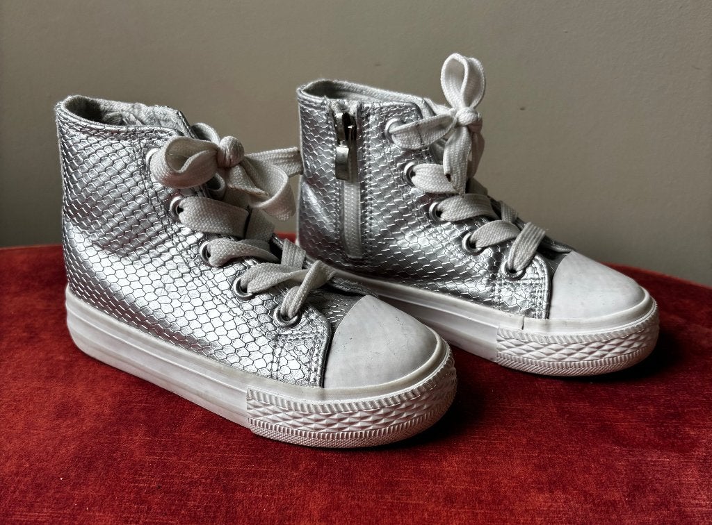 Zilveren sneakers maat 26, Ophalen, Meisje, Schoenen, Zo goed als nieuw