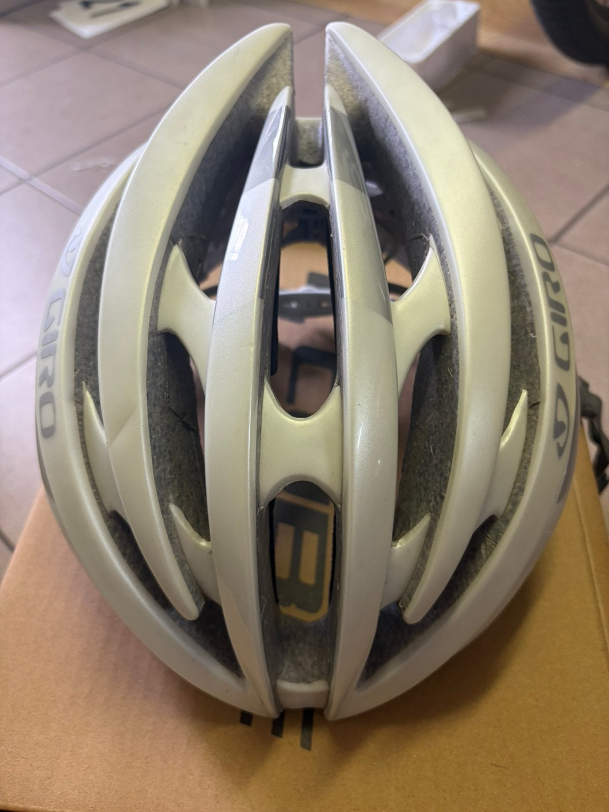 Giro helm, Ophalen, Zo goed als nieuw