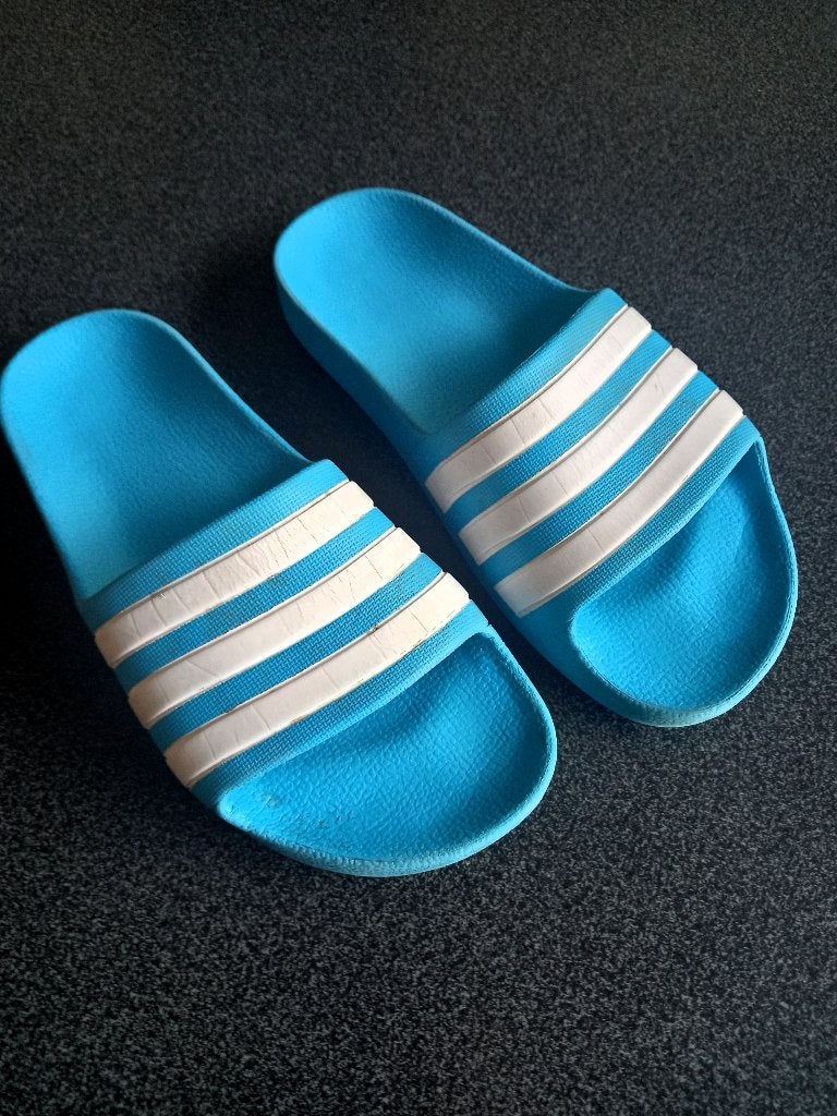 Slippers Adidas – maat 35, Kinderen en Baby's, Kinderkleding | Schoenen en Sokken, Adidas, Gebruikt, Jongen of Meisje, Overige typen
