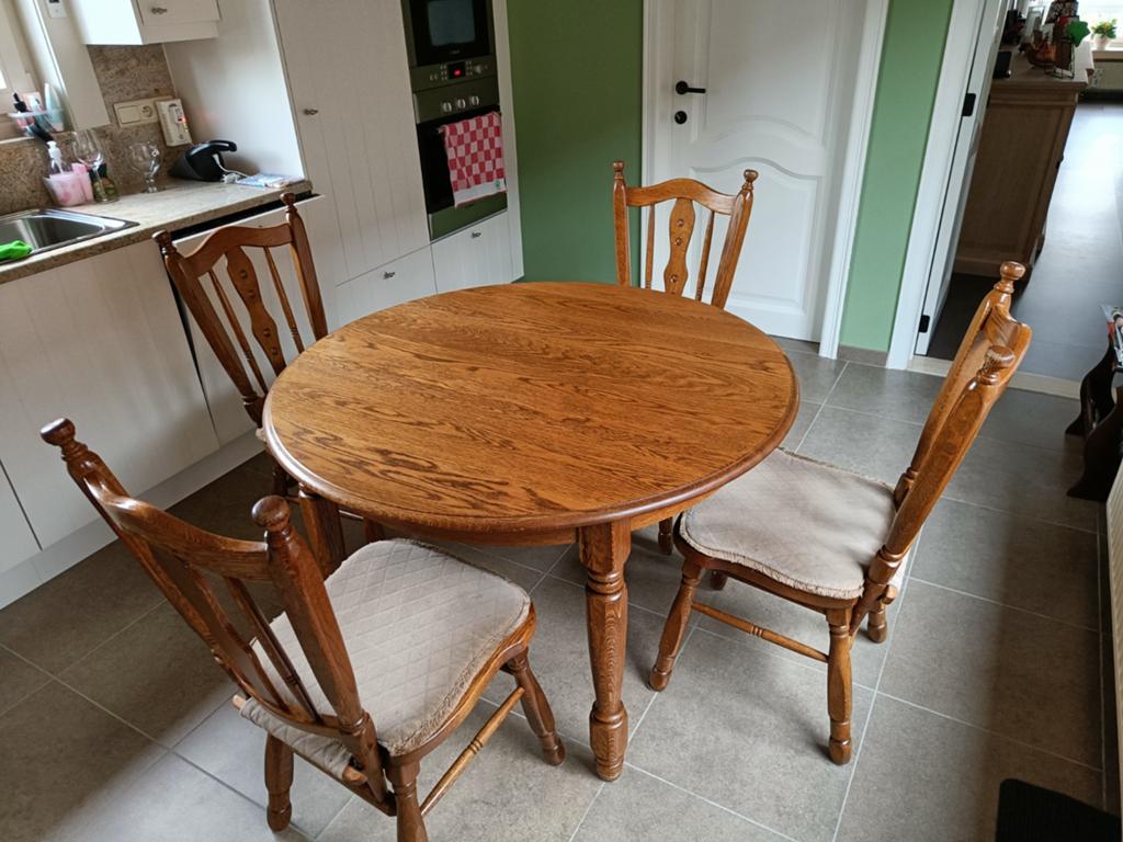 Keukentafel en 4 eiken, Enlèvement