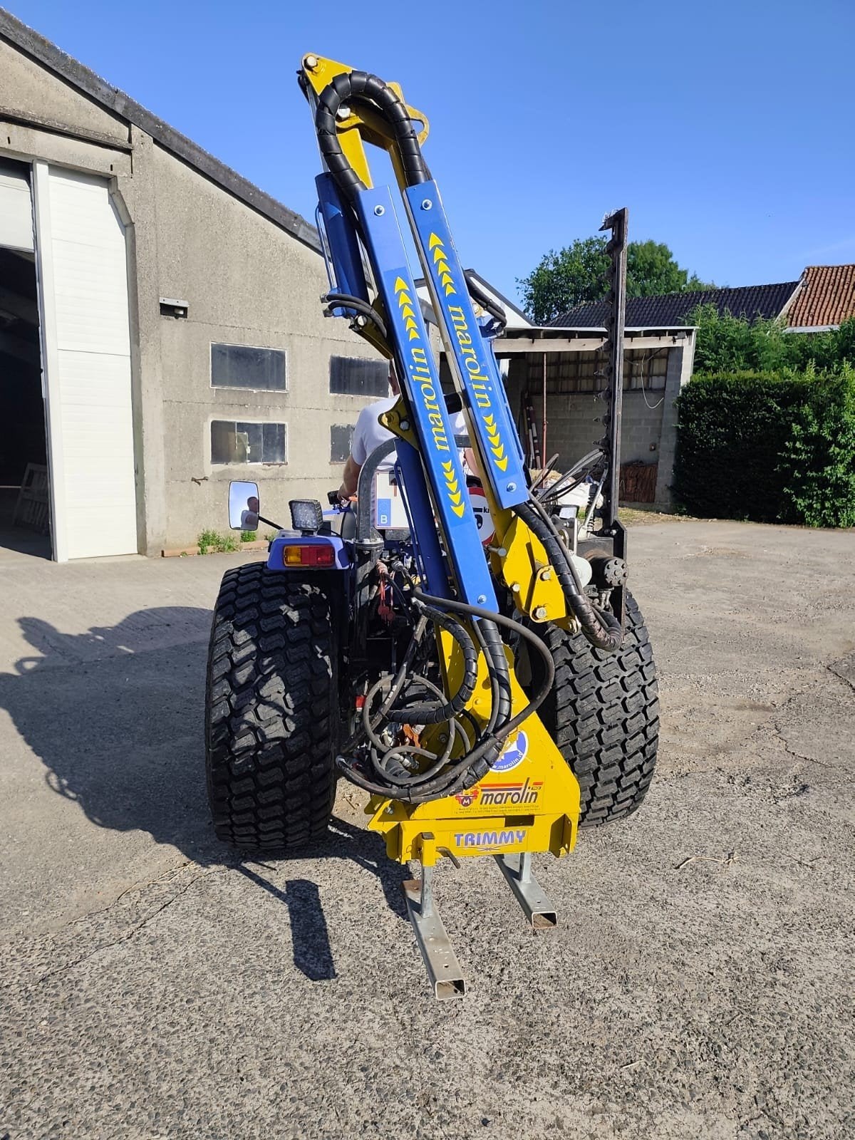 Bras taille-haies hydraulique sur tracteur