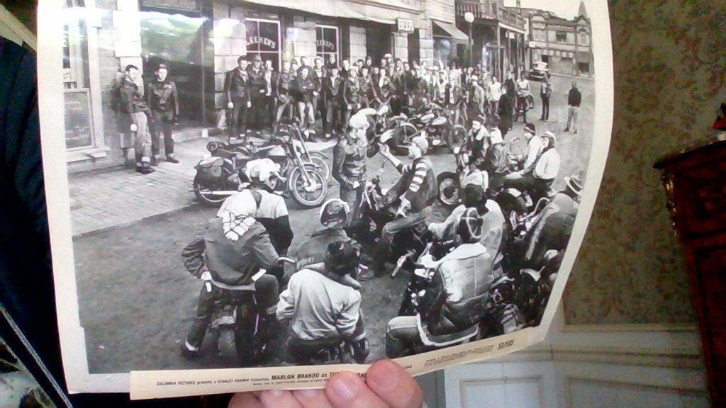 Ancienne affiche (marlon brando et james dean), Enlèvement