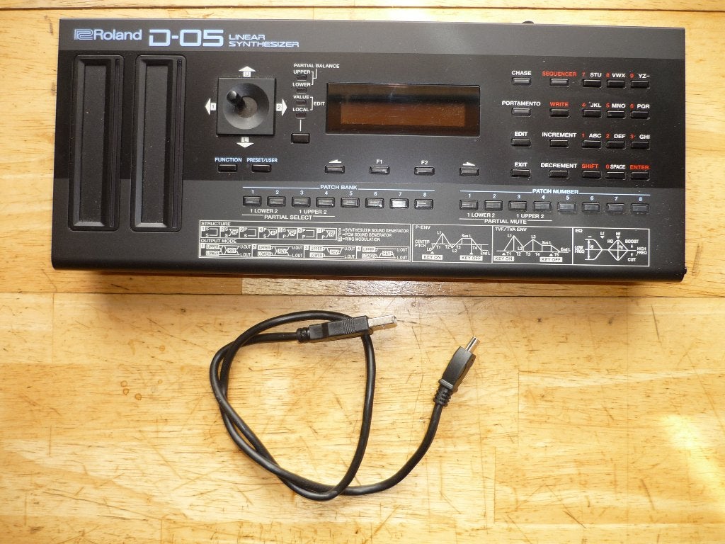Roland D-05, Muziek en Instrumenten, Synthesizers, Ophalen of Verzenden, Zo goed als nieuw, Roland, Met midi-aansluiting
