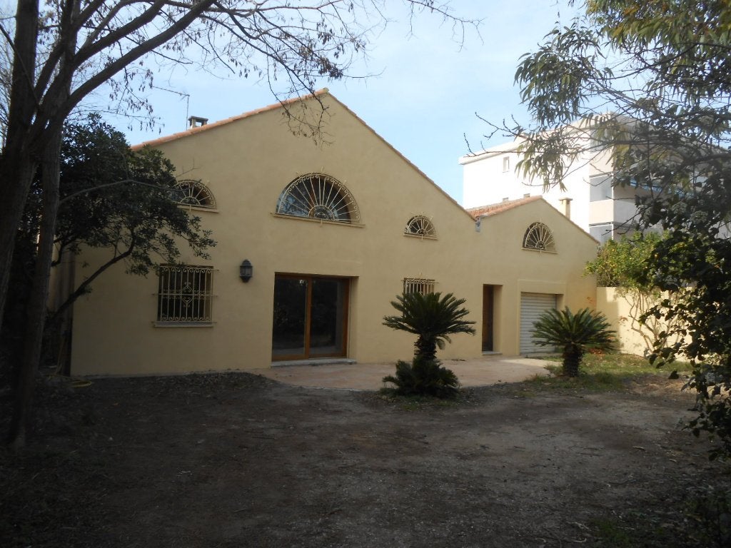 Groot oud gebouw, Immo, Buitenland, 83260 La Crau, Frankrijk, Woonhuis, 3 kamers