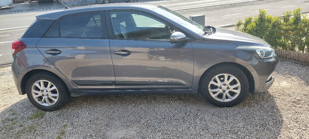 Hyundai I20 te koop Grijs  ( met voor- en zijkant schade ), Autos, Argent ou Gris, Achat, Euro 6, 5 portes