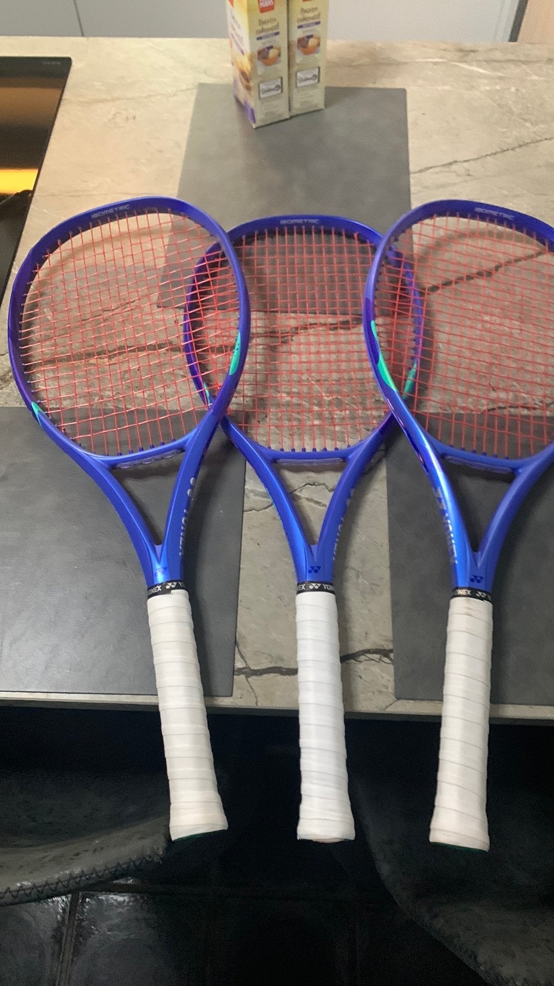 Yonex Ezone 100 blast blue 300 gr gripmaat 2, Sports & Fitness, Tennis, L2, Autres marques, Raquette, Enlèvement