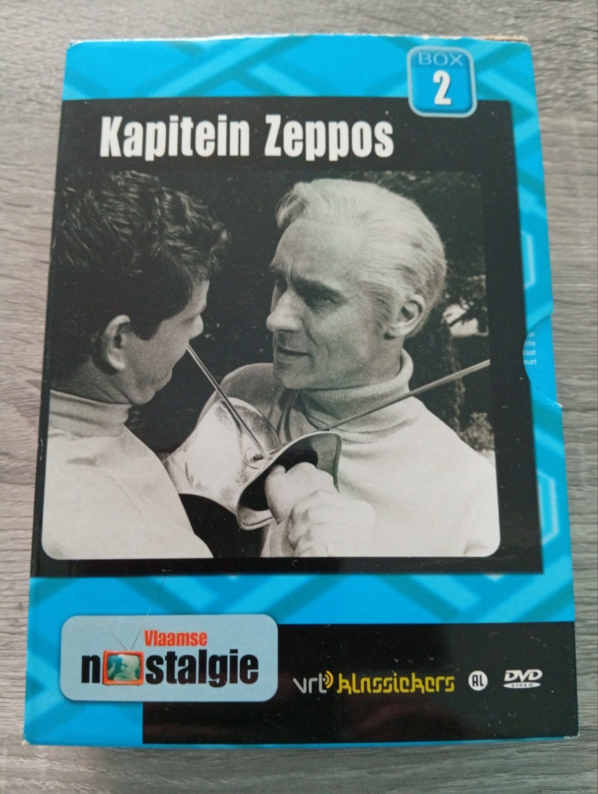 Captain Zeppos saison 1 série télévisée dramatique Senne Rou, Enlèvement ou Envoi, Matériel bonus, Tous les âges, Drame