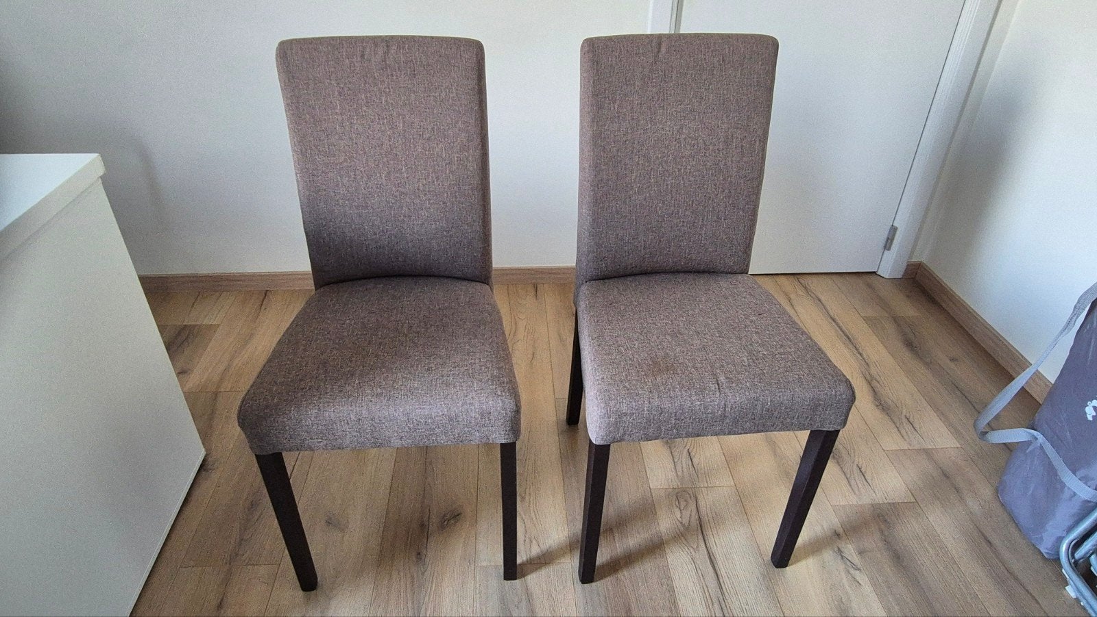 2 chaises contemporaines en tissu - excellent état, Gris, Comme neuf, Enlèvement, Tissus