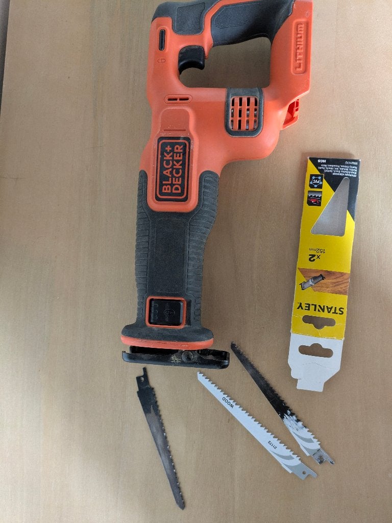 Scie alternative/à branches Black+Decker sans batterie, Bricolage & Construction, Scie sabre, 30 à 70 mm, Black & Decker, Enlèvement
