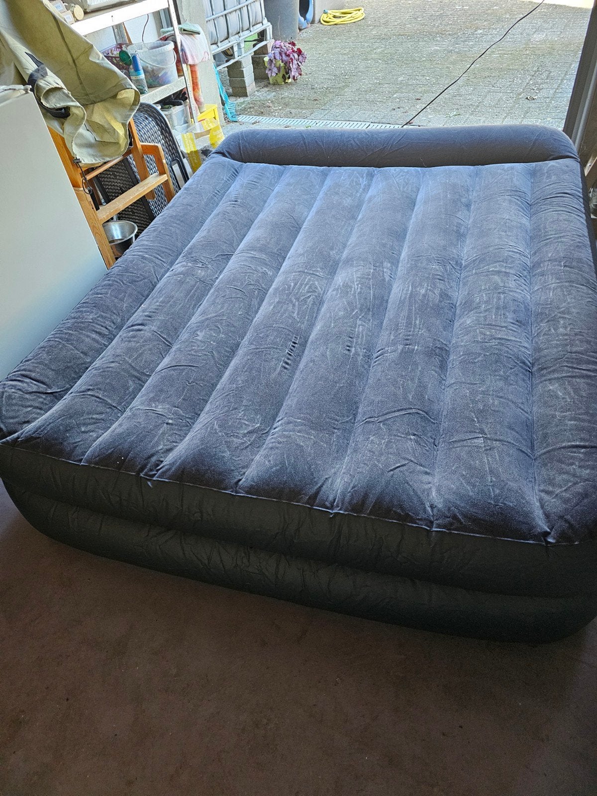 opblaasbare twee persoons matras intex, Caravanes & Camping, Matelas pneumatiques, Enlèvement ou Envoi, Pompe intégrée, Utilisé