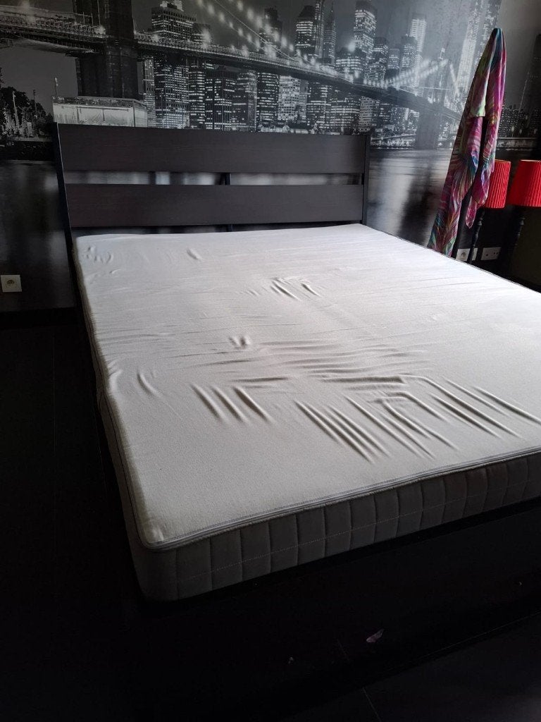 Bed (Queen size) met lattenbodems en matras, Ophalen, Overige materialen, Bruin, Jonge moderne look